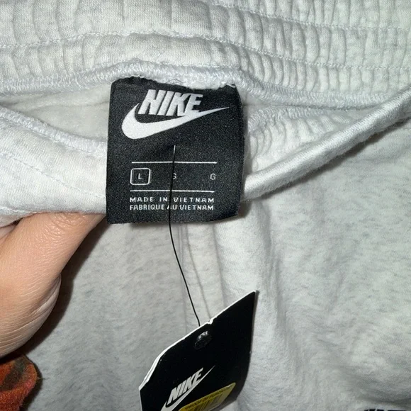 Nike Women’s White Sweatpants - Picture 3 of 3